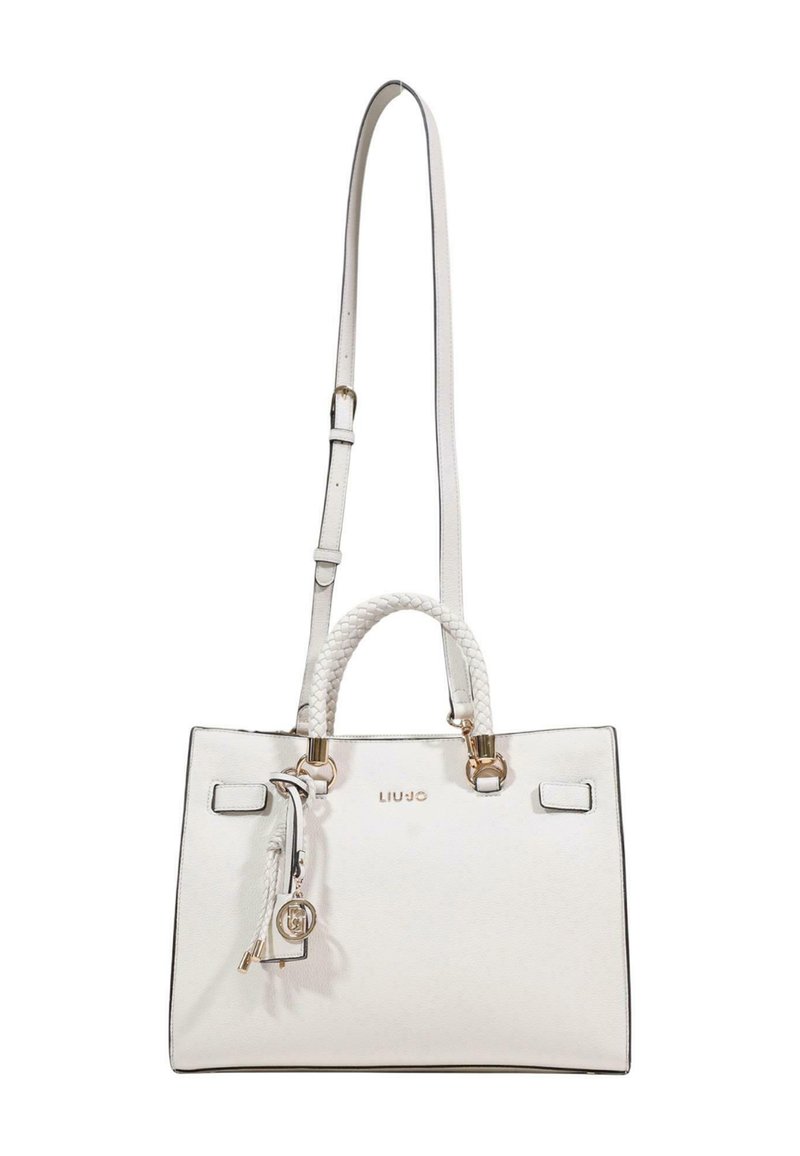 Sac à main en cuir blanc au design structuré, avec une poignée tressée, une bandoulière ajustable, des ferrures dorées et un logo embossé.