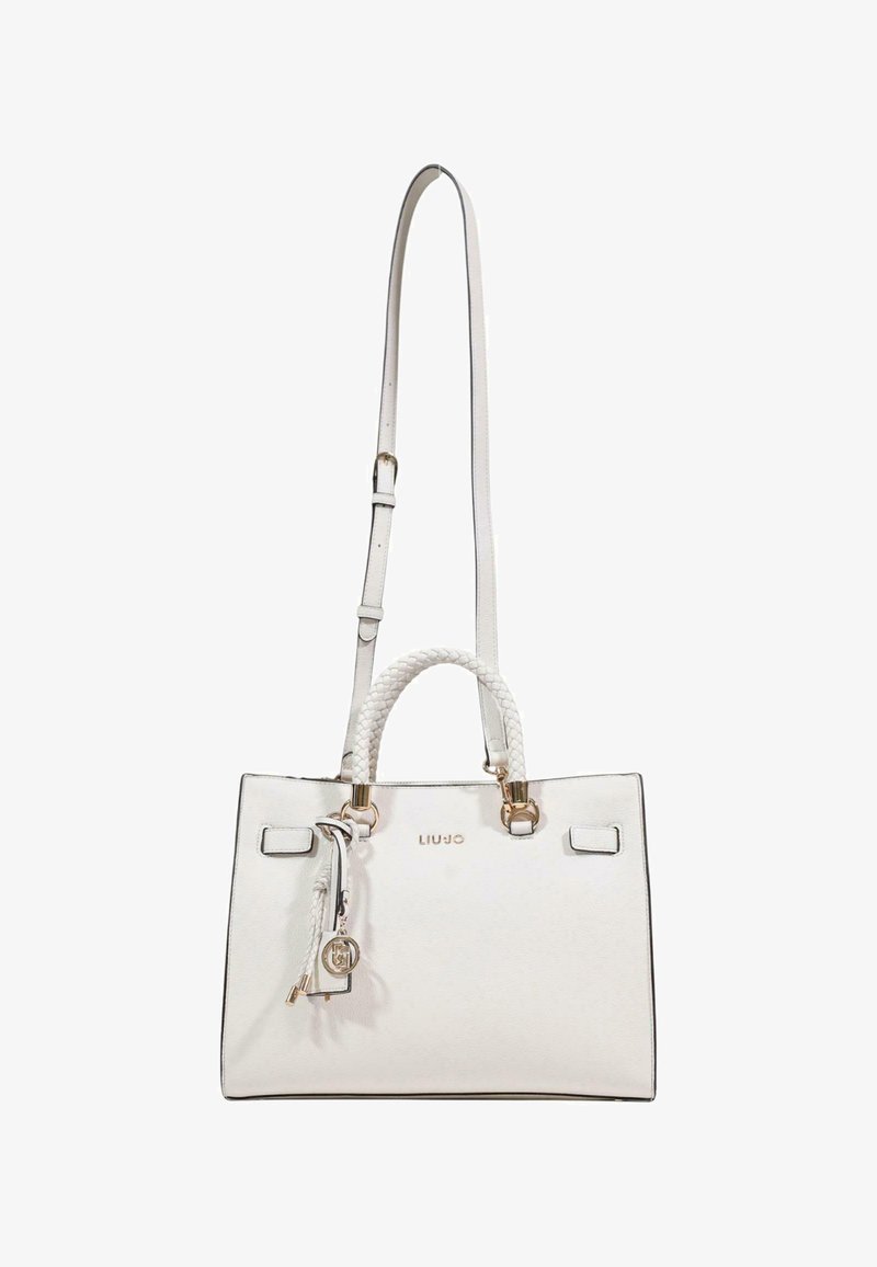 Sac à main en cuir blanc au design structuré, avec une poignée tressée, une bandoulière ajustable, des ferrures dorées et un logo embossé.