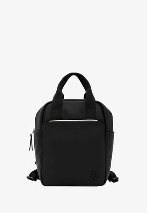 Zaino nero in materiale resistente dalla forma rettangolare, dotato di due maniglie superiori, un scomparto principale con zip e una tasca frontale.