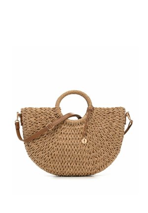 Tkana półokrągła torebka w kolorze jasnobrązowym z okrągłymi uchwytami i regulowanym brązowym skórzanym paskiem na ramię, z małym złotym wisiorkiem zawieszonym.