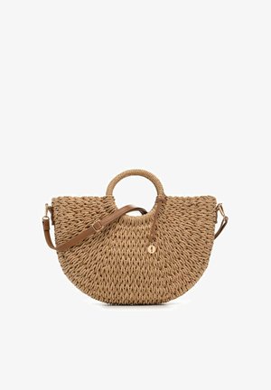 Tkana półokrągła torebka w kolorze jasnobrązowym z okrągłymi uchwytami i regulowanym brązowym skórzanym paskiem na ramię, z małym złotym wisiorkiem zawieszonym.