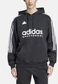 Felpa nera con cappuccio e logo bianco "adidas Sportswear", tre strisce bianche sulle maniche, cappuccio con cordoncino e tasca a marsupio.