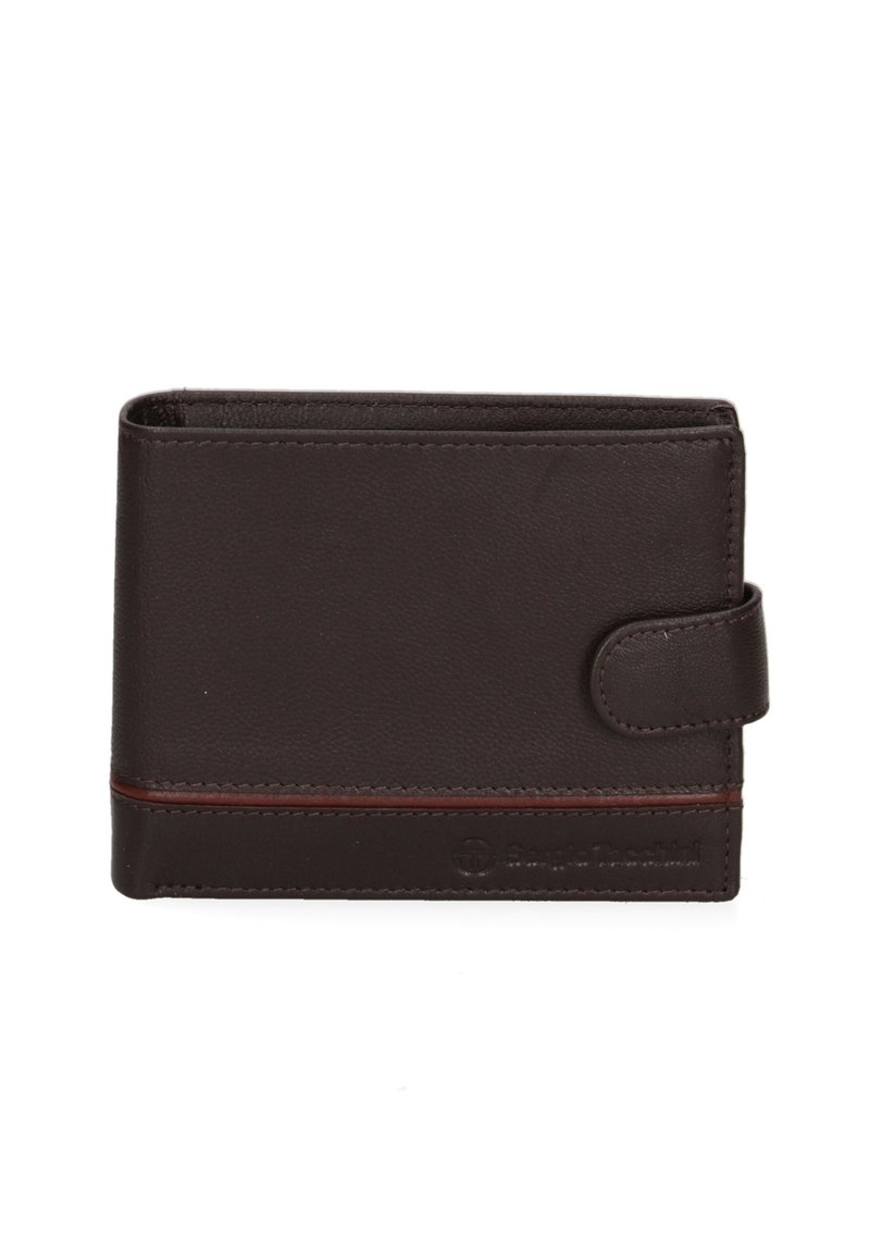 Portafoglio in pelle marrone con una texture liscia, forma rettangolare, striscia di accento rossa e chiusura a bottone. Presenta un logo impresso sul lato.