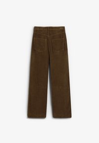 Pantalon en velours côtelé marron à coupe large, avec deux poches arrière et une finition texturée. Des coutures visibles et une ceinture haute complètent le design.