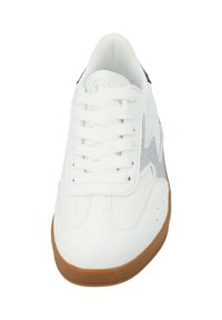 Sneaker bianco con tomaia in pelle liscia, accentuazioni in argento, sei paia di fori per i lacci e suola in gomma. Presenta un design a punta rotonda.