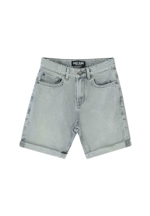 Lichtgrijze denimshorts met een omgeslagen zoom, vijf zakken en een metalen knoopsluiting. Het label op de tailleband leest "CARS JEANS."