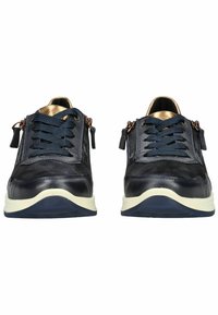 Tmavě modré nubukové tenisky s texturovanými panely, šněrováním a bočními zipy. Gumová podrážka s bílými detaily a zlatými akcenty.