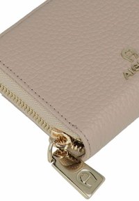 Lichtroze leren portemonnee met een gestructureerde afwerking, een rits in goudkleur en hardware, met een klein logo-accent op het oppervlak.