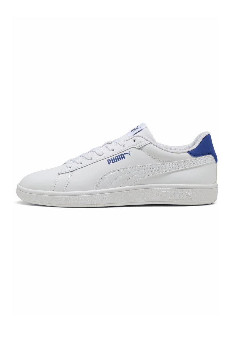 Sneaker bianco in pelle con una texture liscia, presenta accenti blu sul tallone e sulla linguetta, e una suola in gomma. Logo Puma presente.