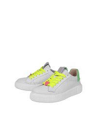 Sneakers bianchi in pelle con lacci gialli vivaci, etichetta a forma di cuore rosa, linguetta grigia e accentatura verde nel tallone. Suola spessa in gomma bianca.