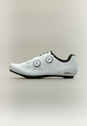 Scarpa da ciclismo bianca e slanciata con due chiusure a ghiera BOA e suola nera, progettata per prestazioni e comfort.
