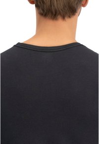 Tricou negru din bumbac, având un guler rotund și o textură netedă. Spatele prezintă un design simplu și curat, fără detalii suplimentare.
