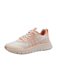 Zapatilla atlética ligera en blanco y melocotón, con parte superior de malla, cuello acolchado y suela flexible con textura estriada para tracción.
