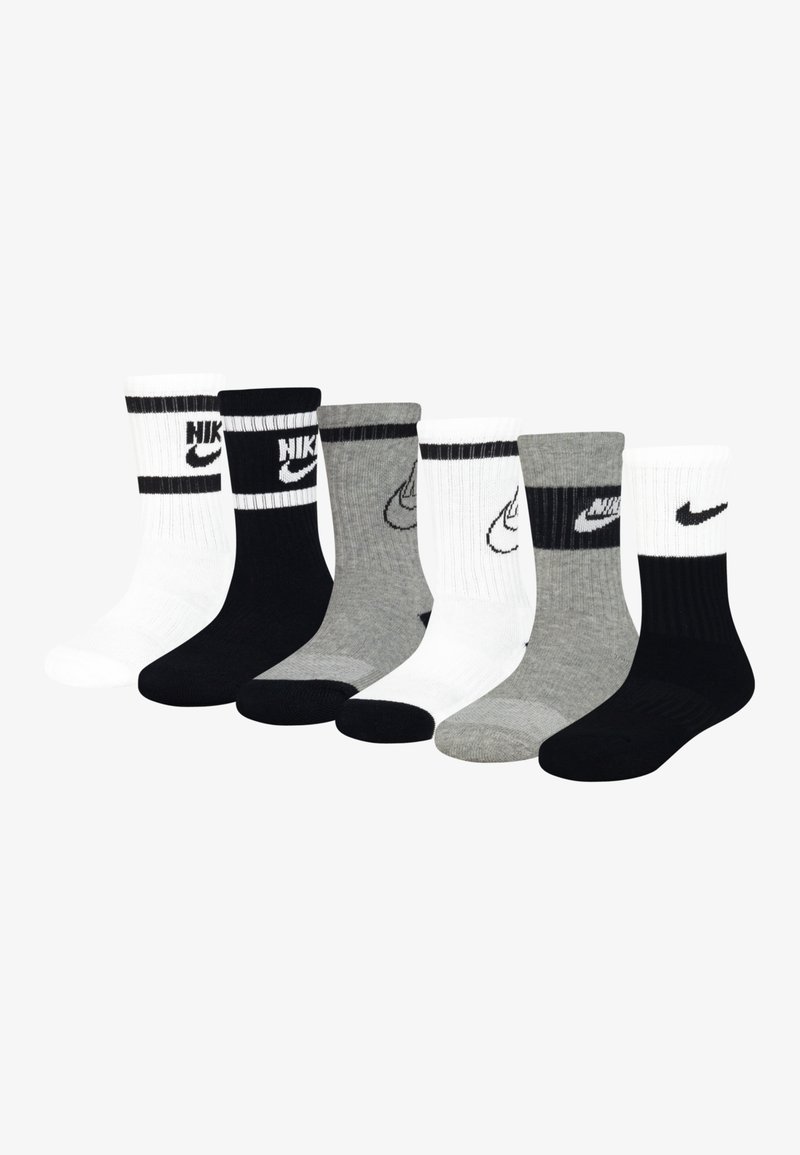 Šest parov nogavic do gležnjev v beli, črni in sivi barvi, z rebrastimi robovi in logotipi Nike natisnjenimi v kontrastnih barvah.