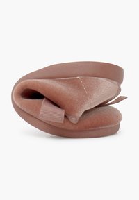 Pantofole rosa di velluto con una forma tondeggiante, texture morbida, caratterizzate da un design piegato e una piccola fascia di tessuto sul lato. Suola in gomma.