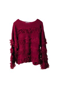 Pull en tricot bourgogne avec des détails de franges horizontales, un col rond et des manches amples. Le matériau texturé accroît l'intérêt visuel.
