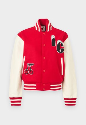 Κόκκινο και λευκό varsity μπουφάν με ρίγες στα μανσέτα και το γιακά, με μπαλώμα κερασιού μπροστά αριστερά και γράμματα "IC" στο δεξί μέρος του στήθους.