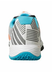 Zapatilla deportiva blanca con un diseño texturizado, que presenta acentos en negro y azul, un talón acolchado y una suela ligera en color azul claro.