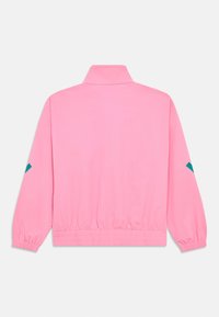 Roosa jakk kõrge krae ja elastsete varrukaotstega. Varrukatel sinised kolmnurkse mustriga aktsendid. Sile kangas ja elastne vöökohal.