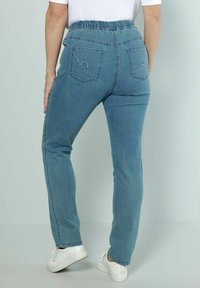 Ulla Popken ZIERNAHT 4-POCKET ELASTIKBUND  - Vaqueros slim fit - bleached denim