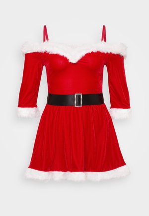 Vestido de veludo vermelho com design de ombros à mostra, acabamento de pelúcia branca no decote e nas mangas, cinto preto ajustado com fivela de strass.