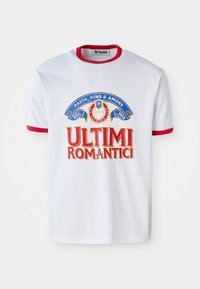 Witte t-shirt met rode ringerkraag en mouwen. Bevat kleurrijke grafische tekst met de woorden "ULTIMI ROMANTICI" en "PASTA, VINO & AMORE."