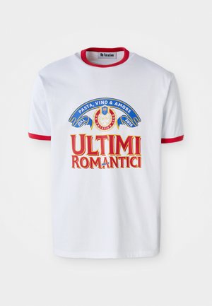 Hvit t-skjorte med rød krage og ermer. Har fargerik grafisk tekst som leser "ULTIMI ROMANTICI" og "PASTA, VINO & AMORE."
