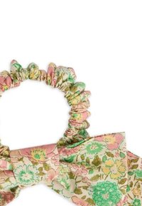 Kwiatowy scrunchie do włosów wykonany z lekkiego materiału, z różowymi, zielonymi i beżowymi kwiatami, z marszczonym wzorem i dużą kokardką.