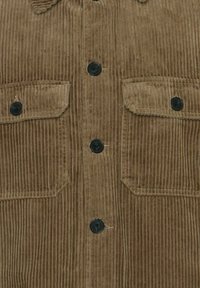 Chemise en velours côtelé marron avec des rayures verticales, fermeture à boutons sur le devant, deux poches à patte et boutons noirs. Texture douce avec un design nervuré.