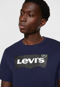 Levi's® GRAPHIC CREWNECK TEE - T-shirt estampada - peacoat