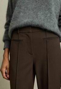 Reiss REGULAR FIT - CLAUDE HIGH RISE FLARED  - Housut - chocolate brown