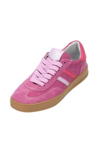 Sneaker in suede rosa con finitura testurizzata, caratterizzata da strisce bianche e rosa scuro, punta rotonda e lacci rosa chiaro su una suola in gomma.