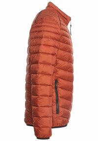 Orange pufferjakke med quiltet tekstur, lynlåslomme på siden, høj krave og sorte detaljer på ærmer og kant. Letvægts- og isoleret design.