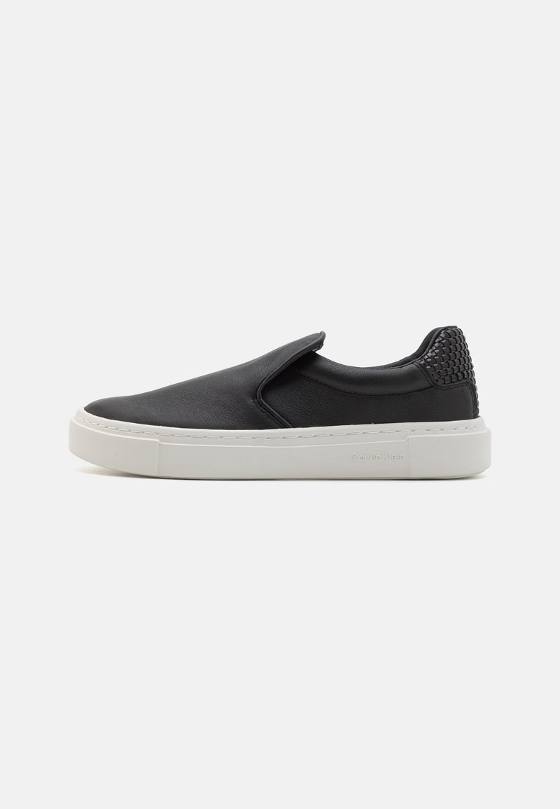 Czarny, wsuwany sneakers z teksturowanym czarnym akcentem na pięcie, białą gumową podeszwą, gładką skórzaną cholewką i minimalistycznymi detalami szwów.