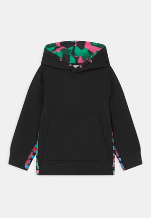 Sudadera negra con bolsillo canguro, que presenta un estampado gráfico colorido en verde y rosa en el interior de la capucha y a lo largo de las costuras laterales.
