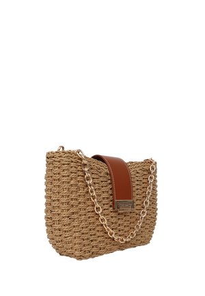 Borsa a tracolla color cuoio intrecciata con manico a catena dorata e tracolla in pelle marrone, forma rettangolare, motivo a maglia testurizzata e chiusura con fermaglio in metallo.