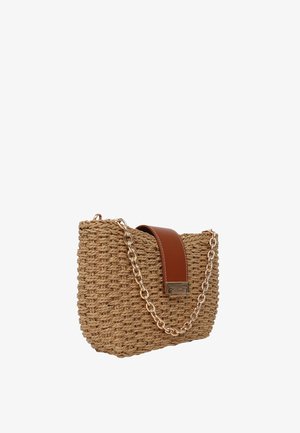 Sac à main tissé de couleur beige avec une bandoulière en cuir marron et une poignée en chaîne dorée, forme rectangulaire, motif en maille texturé, et fermeture à fermoir en métal.