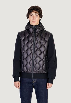 Giacca a vento nera trapuntata con cappuccio, con parte frontale in nylon liscio e lati in tessuto elasticizzato, chiusura con zip e tasche laterali.