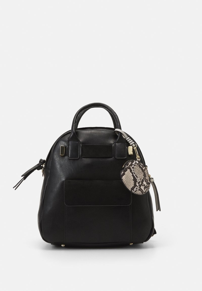 Sac à dos arrondi en cuir noir avec poignée supérieure, poche avant et petite pochette ronde à motif serpent attachée sur fond blanc.