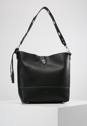 Sac seau en cuir texturé noir avec fermoir tournant argenté et bandoulière avec détails œillets argentés.
