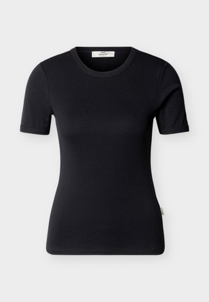 Svart tettsittende T-skjorte med korte ermer og rund hals, med en liten merkeetikett inne i kragen, vist på ensfarget bakgrunn.