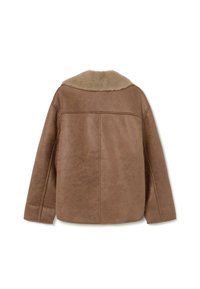Chaqueta de shearling marrón con un suave cuello texturizado, mangas largas y costuras visibles, mostrada desde atrás sobre un fondo blanco.