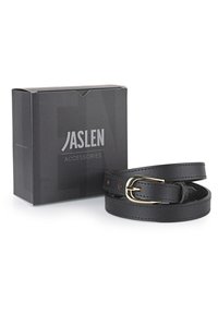 Cinturón de cuero negro con hebilla de metal en tono dorado. Presenta detalles de costura y múltiples agujeros. Presentado junto a una caja oscura etiquetada como "JASLEN."