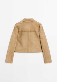 Tan suède jack met een kraag, cropped ontwerp, lange mouwen en subtiele stikdetails op de rug. Gladde textuur.