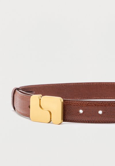 Καφέ ζωνάρι από δερματίνη με υφή, με χρυσό γεωμετρικό κούμπωμα και πολλαπλές οπές ρύθμισης, σε απλό ανοιχτό φόντο.