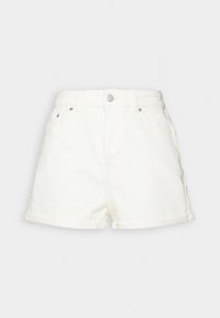 Shorts de denim blanco con una cintura alta, dobladillos enrollados, diseño de cinco bolsillos y cierre frontal con botón. Tejido suave y sin textura.