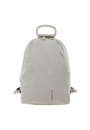 Hellgrauer Rucksack aus strukturiertem Stoff, runder Handgriff, mit Reißverschluss und verstellbaren Trägern an den Seiten. Minimalistisches Design mit Logodetail.