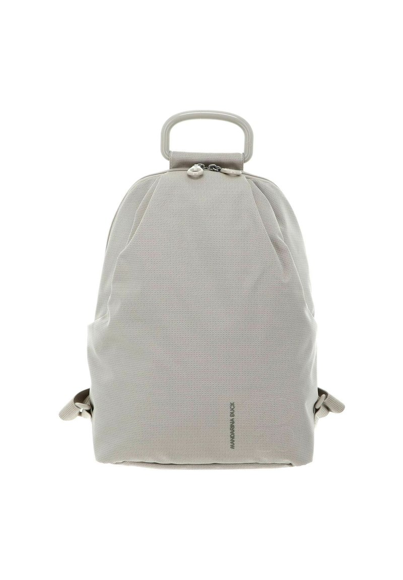 Sac à dos gris clair avec un tissu texturé, une poignée ronde sur le dessus, une fermeture éclair et des bretelles ajustables sur les côtés. Design minimaliste avec un détail de logo.