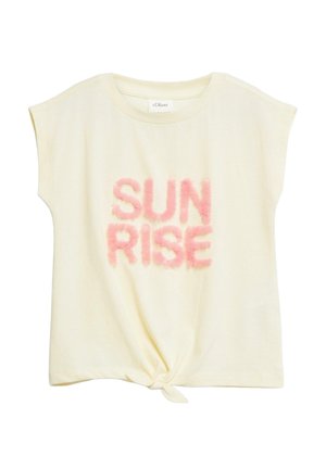 Kremowa bluzka z krótkim rękawem, z wiązaniem z przodu i różowym, puszystym napisem "SUN RISE" na wysokości piersi.