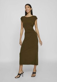 Olívovo zelené priliehavé šaty s krátkymi rukávmi, výstrihom do výstrihu a stredne dlhým lemom. Hladká, pružná látka s dizajnom, ktorý obopína siluetu.